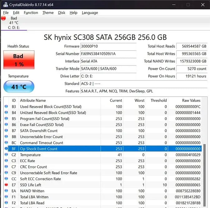 CrystalDiskInfo Full en Español analizando la salud de un disco SSD